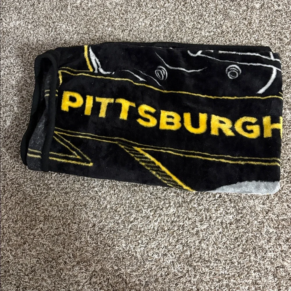 NFL Apparel-Large Pittsburgh Steelers Black Fleece Blanket 6’x4’.5 - Picture 5 of 5
